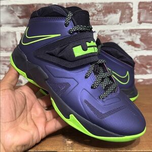 Nike Boys Lebron Soldier 7 599818-500 Purple Basketball Shoes Sneakers Size 5Y